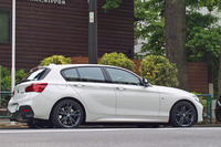 東京・代官山の旧山手通りにて。施工時は梅雨時ともあって何度か雨の日に走ったが、ボディーはきれいなままで、そのまぶしい白さを失っていない。「ECOプラスダイヤモンドキーパー」の効果を強く実感した。