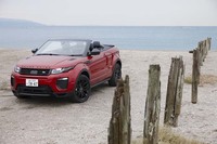 ランドローバーの名に恥じぬ悪路走破性を備えており、アプローチアングル19度、デパーチャーアングル33度、ランプブレイクオーバーアングル22度を誇る。さらに渡河水深性能は500mmとされる。