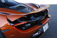 速度に応じて立ち上がるリアウイング。スイッチを介して操作することもできる。