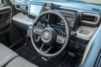 インテリアでは使いやすさに加えて質感のよさも重視。乗員の目につきやすいよう、差し色のついた装飾パネルはダッシュボードやドアパネルの高い位置に配置された。