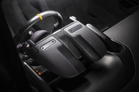 「McL 6GT」のメーターフード。