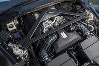 最高出力510PSを発生するV8エンジン。サスペンション取り付け部に渡されたブレースの中央に2つの過給機(ターボ)が見える。