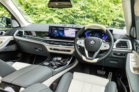 BMWの最新モデルと同じ「カーブドディスプレイ」が搭載された。液晶メーターの盤面はアルピナ専用のカラーリングだ。