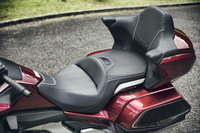 シートの設計はライダーとパッセンジャー双方の快適性に加え、コントロール性の良さにも配慮。フレームボディーや燃料タンクの形状を絞り込むことで、足つき性の向上も図っている。