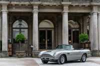 1965年に登場した「DB6」のオープントップモデル「DB6ヴォランテ」。アストンマーティンがオープンカーに「ヴォランテ」という呼称を用いた最初のモデルで、それまでは「ドロップヘッドクーペ」と呼ばれていた。