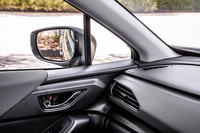 運転席から左のドアミラーを眺めた様子。フロントドアのウィンドウ下部が緩やかなカーブを描き、さらにAピラーやドアミラーによる死角も最小限に抑えられているため、視認性は良好だ。