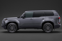 「GX550“バージョンL”」のボディーサイズは全長×全幅×全高=4960×1980×1920mm。「GX550“オーバートレイル+”」よりも全長が10mm短く、全幅が20mm狭く、全高が5mm低い設定だ。