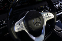 ステアリングホイールのスポーク部には、親指の先でタッチ&スワイプが可能な、センサー式のコントロールスイッチが備わる。