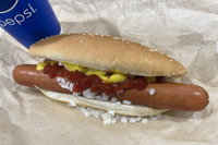 コストコのフードコートで遅めのランチをとった。この大きさのホットドッグとソーダ(ソフトドリンク)のセットでお値段なんと184円。しかもソーダはお代わり自由である。