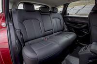 フロントと同様に、上質なレザーで仕立てられたリアシート。背もたれには60:40の分割可倒機構が備わっている。足もとや頭上スペースにも余裕が感じられた。