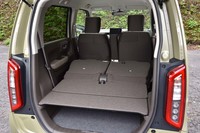 後席の背もたれを倒し、積載スペースを拡大した状態。背もたれのリリースは、荷室側からも行える。