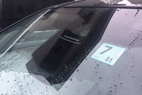 「BMW 320d」のフロントウィンドウ上部には単眼カメラが、フロント下部にはミリ波レーダーが備わり、安全運転をサポートする。