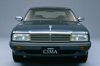 日産セドリック シーマ
完全な3ナンバー専用モデルとして1988年に発売された。日産モーター店系列向けに「セドリック シーマ」(写真)、プリンス店系列向けに「グロリア シーマ」を設定。最上級モデルは最高出力255PSの3リッターV6ターボエンジンを搭載していた。