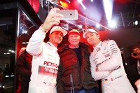非常勤会長を務めるメルセデスAMG F1チームのドライバー、ルイス・ハミルトン(左)とニコ・ロズベルグ(右)とともに記念写真に収まるニキ・ラウダ(中央)。写真は2015年12月に行われたメルセデスのモータースポーツイベント「Stars & Cars」でのワンシーン。