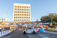 SS1に挑む「アバルト500R3T」。奥に見えるイタリア文明宮はムッソリーニ時代の建築物で、今はFENDIの本社ビルとなっている。