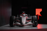 フロントウイング前端やサイドポンツーン開口部、ヘッドレスト後方上部の開口部に「アウディレッド」が差し色として用いられている。