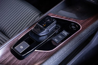 「レザーエディション」の内装。シフトセレクターまわりのデザインは、基本的に「ノート」と変わらない。