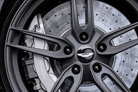 ブレーキシステムは、最新世代の CCB カーボンディスクを採用している。ディスクの直径は、前410mm、後ろ360mm で、キャリパーは前6 ピストン、後ろ4 ピストンとなる。