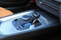 トランスミッションは全車で8段のスポーツATを採用。ローンチコントロール機能も備わる。