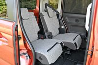 後席は左右個別にスライドやリクライニングが可能。もちろん、これらの操作は荷室側からも可能だ。(写真:webCG)