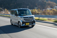 新型「スペーシア」ではミリ波レーダーと単眼カメラを組み合わせた新開発の先進運転支援システムを採用。アダプティブクルーズコントロールには、カーブを検知して車速を抑制する機能や、方向指示レバーと連動して自動で加減速を行う車線変更補助機能などが追加された。