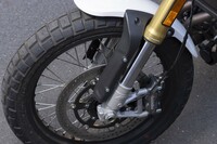 タイヤサイズは、前が110/80R19、後ろが150/70R17。試乗車には、オン/オフの性能を併せ持つ、ピレリの「スコーピオンラリーSTR」が装着されていた。