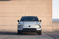 グリルレスのフロントフェイスは、先に登場した電動SUV「EX90」の流れをくむもの。