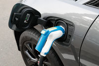 「Iペース」は、最大7kWのAC普通充電と100kWのDC急速充電に対応。日本仕様はCHAdeMO規格の50kW急速充電も使用可能となっている。