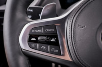 ステアリングホイールに備わる、アダプティブクルーズコントロールの操作スイッチ。先進運転支援システムについては、従来モデルより大幅に機能が強化された。