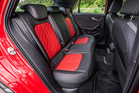 1414mmの室内幅や967mmの座面から天井までの高さなどの後席スペースは、ベースとなった「Q2」と同じ。背もたれには60:40の分割可倒機構が備わっている。