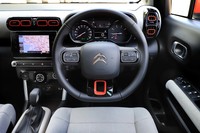 安全装備の充実もセリングポイントのひとつ。歩行者も作動対象とした衝突被害軽減ブレーキやレーンディパーチャーウオーニング、ブラインドスポットモニター、ステアリング操作も自動で行うパークアシストなどが備わる。