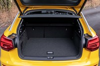 荷室の容量は、5人乗車の通常時で405リッターとなる。後席のシートバックを倒すと容量は最大1050リッターまで拡大できる。