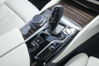 シフトセレクターの前方には置くだけでスマートフォンを充電できるスペースが設けられている。「iPhone」であればそのままスタートスイッチを押せばクルマを始動できる。