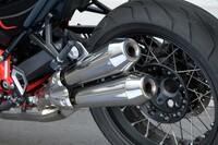 左側2本出しのマフラー。マニホールドはクローム仕上げ、サイレンサーは電解研磨仕上げとなっており、音のよさに加えて視覚的な美しさも追求されている。