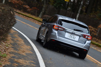 「インプレッサスポーツ2.0i-S EyeSight」には、コーナリング性能を向上させる「アクティブ・トルク・ベクタリング」が備わる。ステアリングのギア比は、従来の14.5:1よりもクイックな13:1へと変更された。