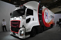 日系メーカーでも、いすゞとホンダがFCVトラックの分野で協業。実証実験を行っている。写真は「ジャパンモビリティショー2023」に出展された「いすゞ・ギガFUEL CELL」。