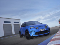 2017年に復活したアルピーヌブランドの第2のモデルとして登場した「A290」。この後にクロスオーバーSUVと「A110」に代わるクーペのデビューが控えている。