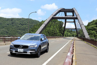 今回の試乗はオンロード主体ながら、高い悪路走破性も自慢の「V90クロスカントリー」。傾斜地での走行や停車をサポートするヒルディセントコントロールやヒルスタートアシストなども標準で備わる。