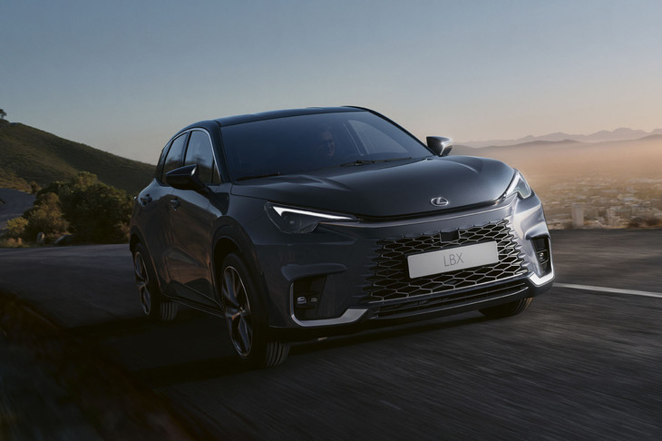 フロントサスには鍛造アルミナックルを使った新開発のストラットを採用。リアはFF車がトーションビームで4WD車がトレーリングアーム式のダブルウイッシュボーン。