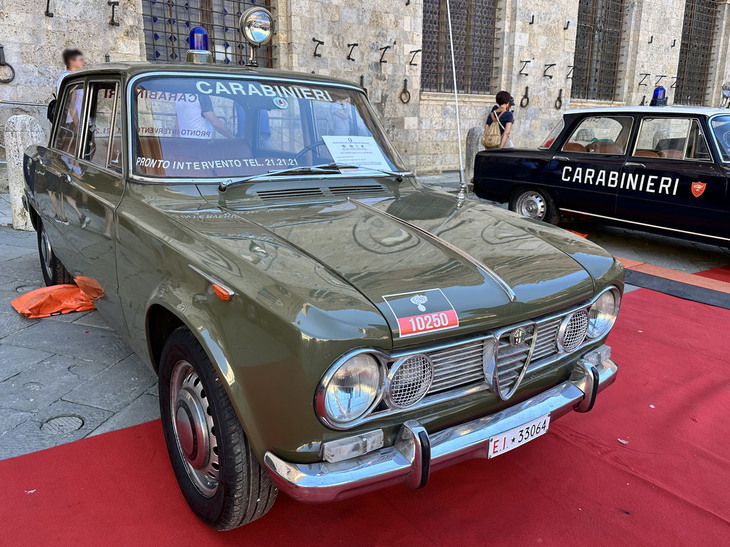 1962年に生産が開始された「アルファ・ロメオ・ジュリア1.6TI」は、翌1963年にカラビニエリに制式採用され、1980年代まで用いられた。
