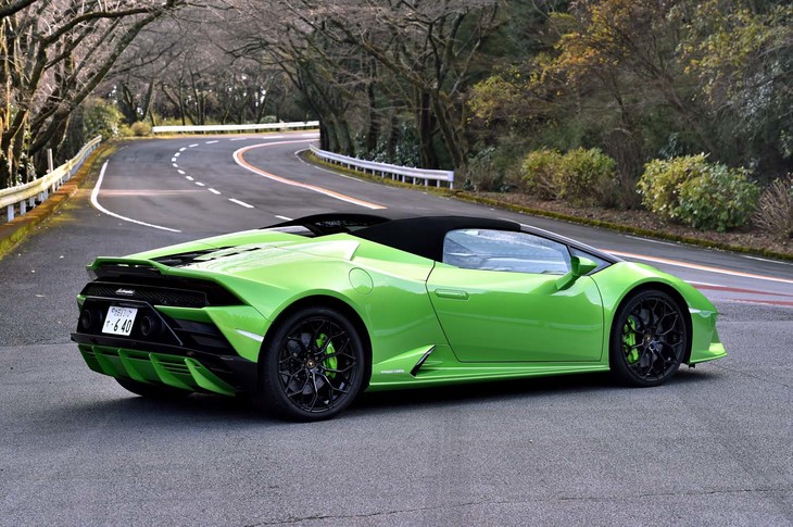 【ランボルギーニ・ウラカンEVOスパイダーのスペック】
	ボディーサイズ:全長×全幅×全高=4520×1933×1180mm/ホイールベース:2620mm/車重:1542kg(乾燥重量)/駆動方式:4WD/エンジン:5.2リッターV10 DOHC 40バルブ/トランスミッション:7段AT/最高出力:640PS(470kW)/8000rpm/最大トルク:600N・m(61.2kgf・m)/6750rpm/タイヤ:(前)245/30ZR20 90Y/(後)305/30ZR20 103Y(ピレリPゼロ)/燃費:14.2リッター/100km(約7.0km/リッター 欧州複合モード)/価格:3611万0362円
	【取材時の燃費データ】
	テスト距離: 158.4km(市街地1:高速道路8:山岳路1)/使用燃料:31.2リッター(ハイオクガソリン)/参考燃費:5.1km/リッター(満タン法)/6.0km/リッター(車載燃費計計測値)