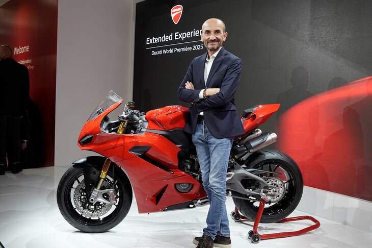 ドゥカティもEICMAに戻ってきた。正確には2022年からEICMAに復帰し、プレスカンファレンスを行っていたが、その中身は内向きで、イタリアメディアを対象にしたイタリア語での解説が中心だった。しかし2024年は英語でのプレスカンファレンスに変わり、再び世界に向けて新型車を発表。その一台が「パニガーレV2」だ。新設計の890cc V型2気筒エンジンは、デスモドロミックではなくスプリングによるバルブ駆動方式を採用。同時に可変バルブタイミング機構も搭載した。しかもそのエンジンは、ドゥカティV2史上最小&最軽量。車両全体の重量も前モデルから17kgも軽量化されているという。プレスカンファレンス後に「パニガーレV2」との撮影に応じたドゥカティCEOのクラウディオ・ドメニカリ氏も、この自信に満ちた表情。
