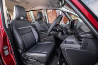 シートやトリムなどがブラックのみの設定となる「セレナe-POWERルキシオン」のインテリア。シート地は合皮で、肌触りが良くステッチ部分に食べこぼしなどの汚れが詰まりにくいという特徴がある。