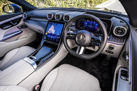 インテリアの基本意匠は最新の「Cクラス」に準じたもの。インストゥルメントパネルには12.3インチのドライバーインフォメーションディスプレイと、11.9インチの縦型センターディスプレイを配置。