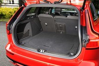 後席使用時の荷室容量529リッターは、電動モデル化されても変わっていない。