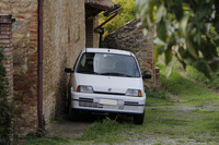 「チンクエチェント」は中古車検索サイトに250ユーロ(約3万円)台から出品されている。初代「パンダ」ほどの積載量を求めないユーザーであれば大穴といえる選択肢となるはずだ。