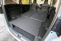 ダブルフォールディング式のリアシートをたたみ、背もたれに備わるボードでシートとユーティリティーボードの隙間を埋めると、車中泊にも使えるフラットで広大な空間が得られる。