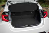 荷室の容量は174~737リッター。ボディーサイズ的に多くは望めないポイントだ。