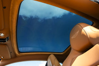 アストンマーティンのV12モデルとして初めて、パノラミックガラスルーフが用意される。