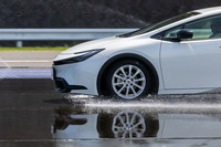 ウエット路面において、80km/hからフルブレーキで停止するまでの距離は、新品の「プライマシー5エナジー」では平均29.43m、残溝2mmまで摩耗した同タイヤでは平均42.5mという結果に。ウエットブレーキング性能を約4.5%向上させたとうたうとおり、摩耗後でも十分な制動距離を確保していることが確認できた。